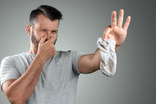 چرا جوراب ایرانی‌ها زود بو می‌گیرد؟